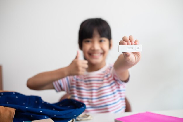 Menina asiática é testada para covid19 antes da aula