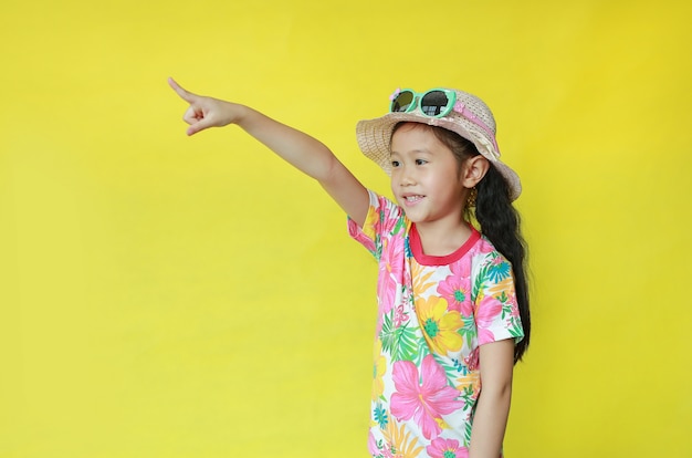 Menina asiática em camisa de verão