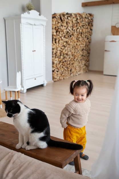 Foto menina asiática em casa com seu gato de estimação