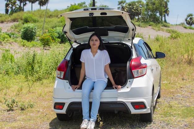 Foto menina asiática em frente ao carro na rua