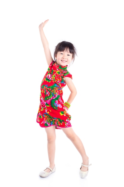 Menina asiática em traje chinês sorrindo sobre fundo branco