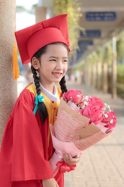 Menina asiática, em, vermelho, graduado, vestido, sorrizo, com, felicidade