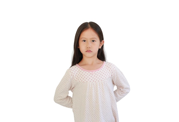 Menina asiática esconde as mãos atrás das costas isoladas em fundo branco