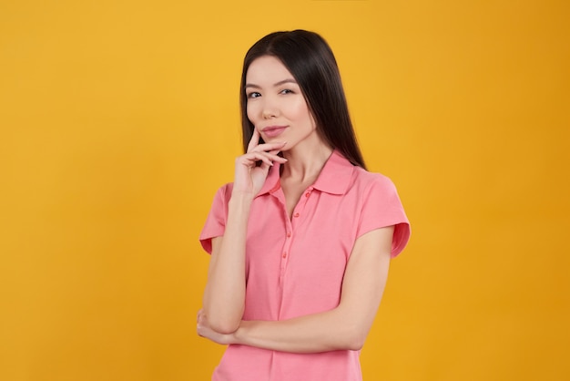 Menina asiática está posando pensativo isolado