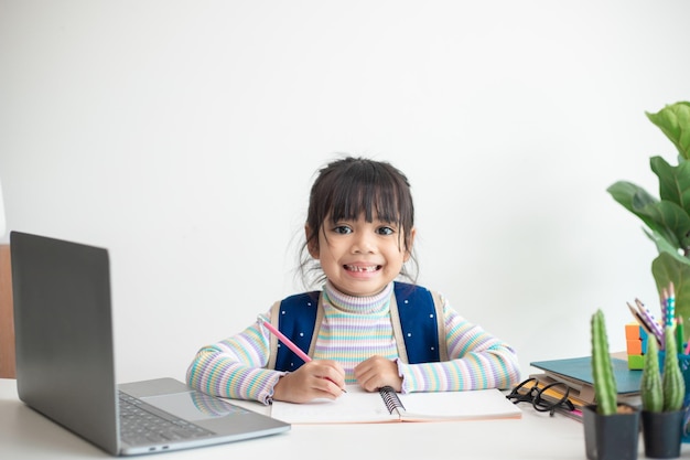 Menina asiática estudando na escola parecendo muito feliz