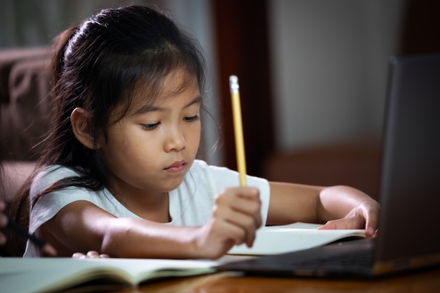 Menina asiática fazendo aulas online