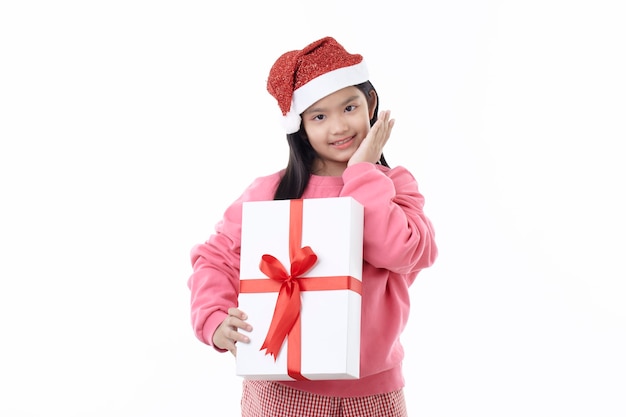 Menina asiática feliz com chapéu de papai noel