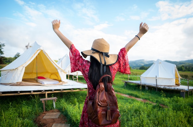 Menina asiática feliz na casa de campo