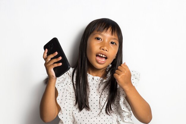 Menina asiática feliz usando telefone inteligente