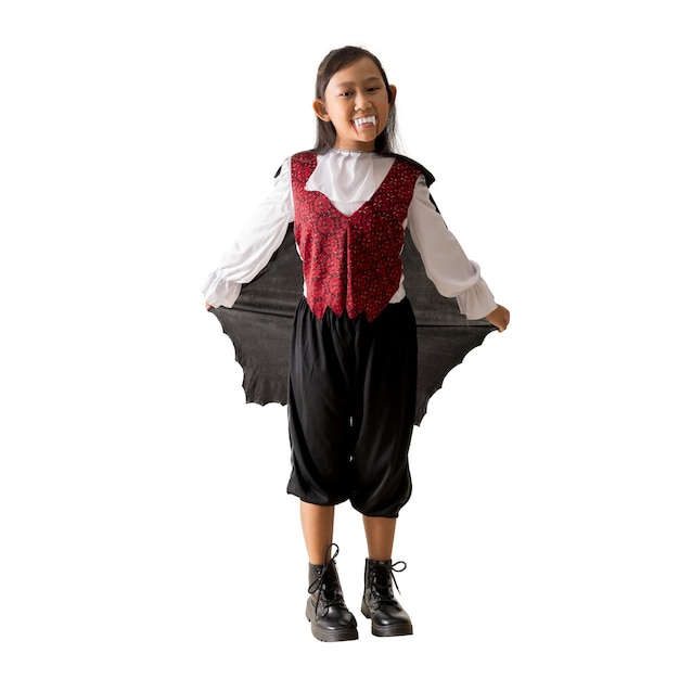 Foto menina asiática feliz vestindo traje de dracula de halloween criança sorridente se divertindo em uma festa de carnaval em pé posando retrato de corpo inteiro isolado em fundo branco caminhos de corte para trabalho de design