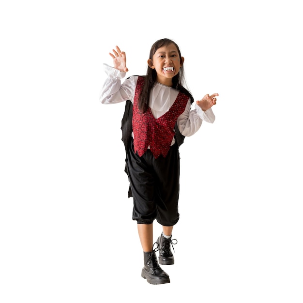 Foto menina asiática feliz vestindo traje de dracula de halloween criança sorridente se divertindo em uma festa de carnaval em pé posando retrato de corpo inteiro isolado em fundo branco caminhos de corte para trabalho de design