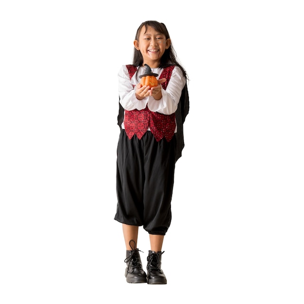 Foto menina asiática feliz vestindo traje preto e maquiagem de halloween segurando abóbora esculpida