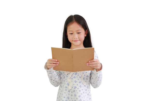 Menina asiática lendo livro sobre fundo branco