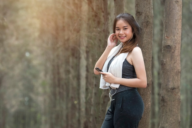 Menina asiática linda esporte feliz relaxante