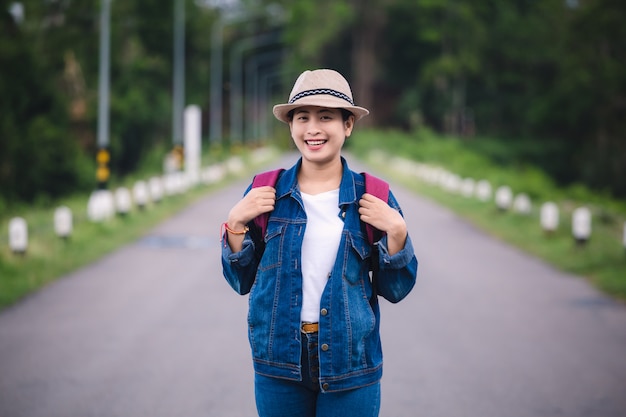 Menina asiática nova feliz no parque nacional de kang kra chan tailândia