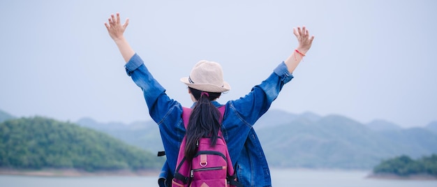 Menina asiática nova feliz no parque nacional de Kang Kra Chan Tailândia