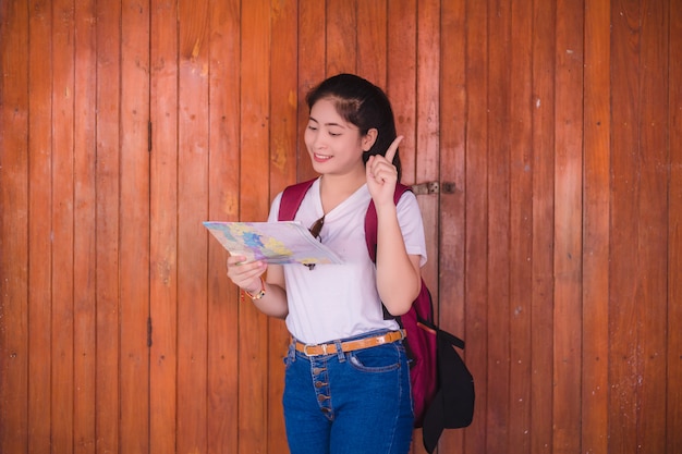 Menina asiática nova que anda no mercado de flutuação de Dumonoe saduak, Tailândia