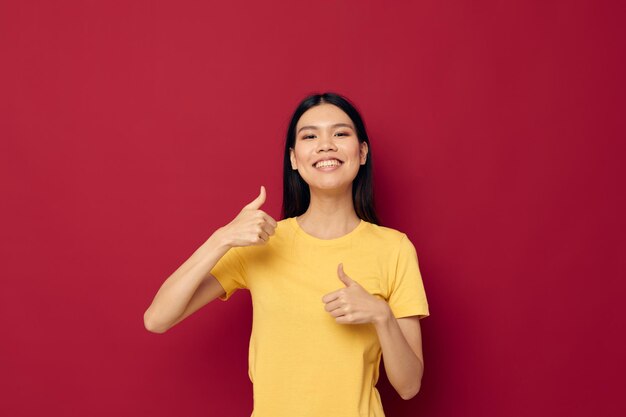 Menina asiática posando em um fundo colorido com emoções diferentes