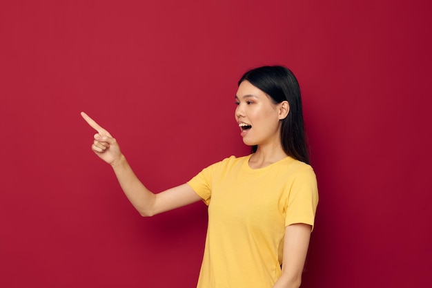 Menina asiática posando em um fundo colorido com emoções diferentes