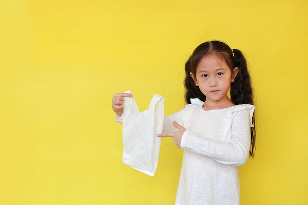 Menina asiática segurando o saco de plástico