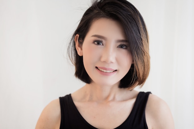 menina asiática sorrindo e ri com t-shirt preto