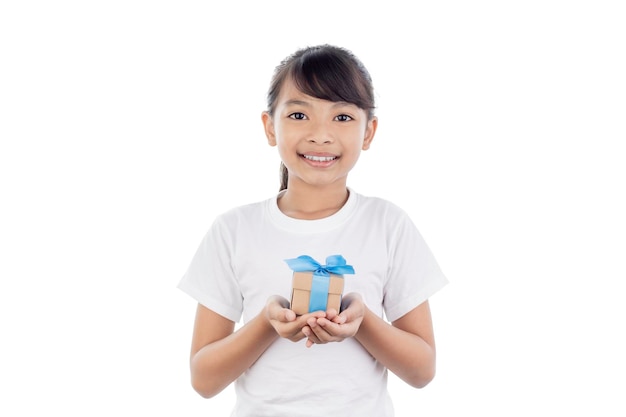 Menina asiática sorrindo e segurando caixa de presente azul isolada em fundo branco com caminho de corte