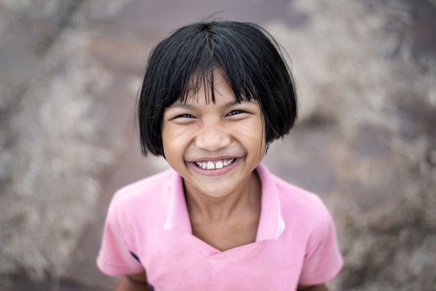 menina asiática sorrindo