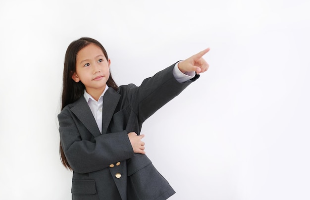 Menina asiática usa terno de negócios e aponta para cima isolado no fundo branco