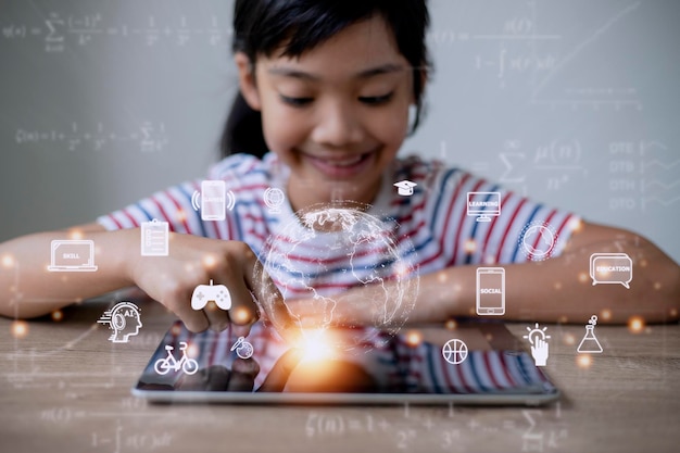 Foto menina asiática usando a tecnologia de educação de tablet edtech