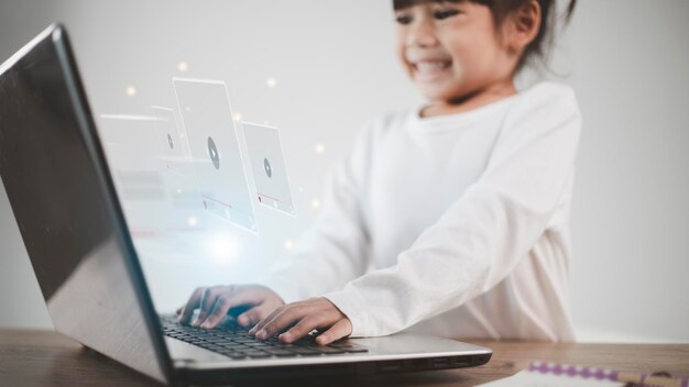 Menina asiática usando laptop para streaming online, assistindo a vídeos na internet, estudo ao vivo, tutorial, aprendizagem online, educação, educação escolar em casa. durante o bloqueio da pandemia Covid-19.