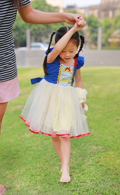 Menina asiática, vestido, um, fantasia, equipamento, pés nus, andar