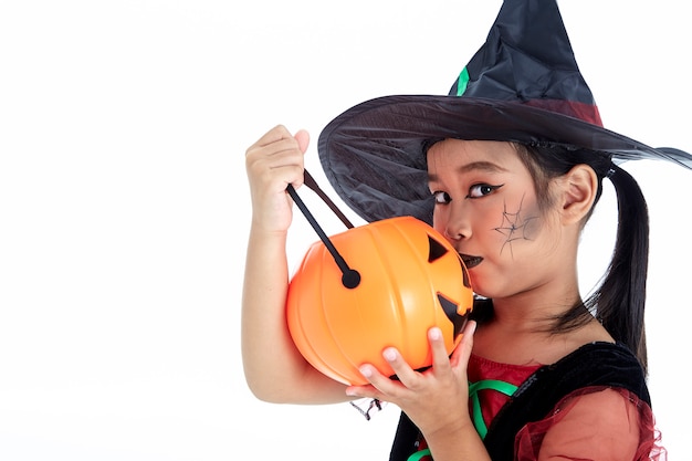 Menina asiática vestindo traje de halloween