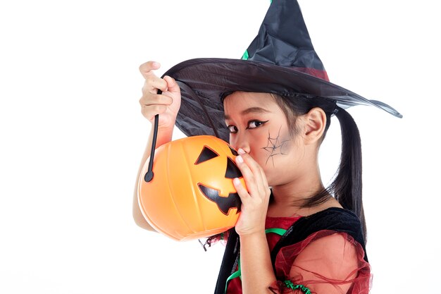 Menina asiática vestindo traje de Halloween