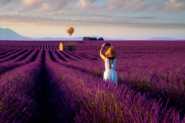 Menina asiática viajar no campo de lavanda