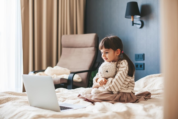 Menina assistindo o laptop