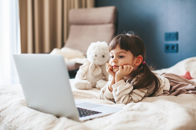 Menina assistindo o laptop