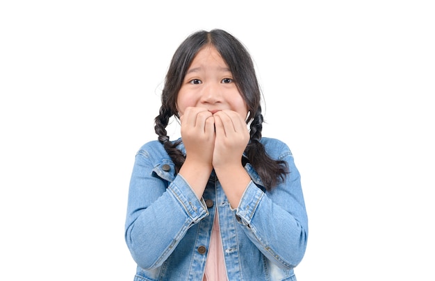 Menina assustada, com medo e ansiosa roendo as unhas dos dedos, olhando para a câmera com os olhos bem abertos, isolados no branco. enfrentar emoções