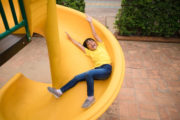 Foto menina ativa no parquinho