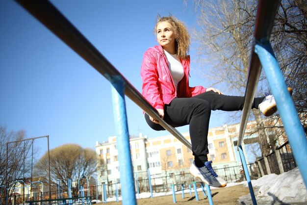 menina atleta ginástica primavera lá fora