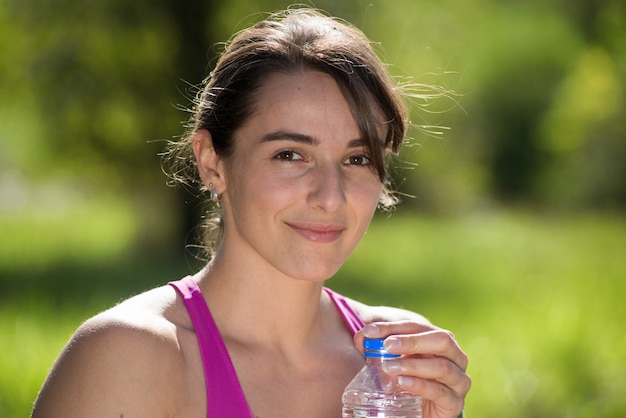 Menina atlética água potável após o exercício