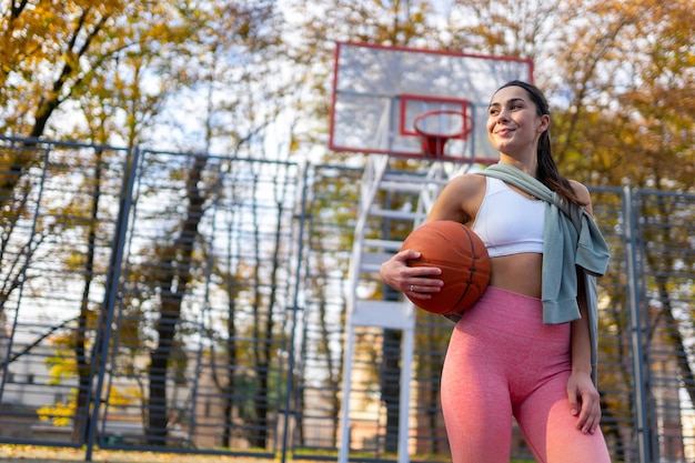 Menina atlética com uma bola de basquete