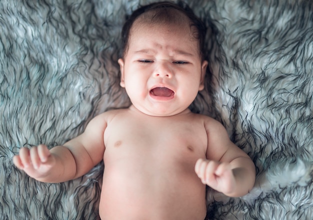 Menina bebê, chorando, em, um, envoltório