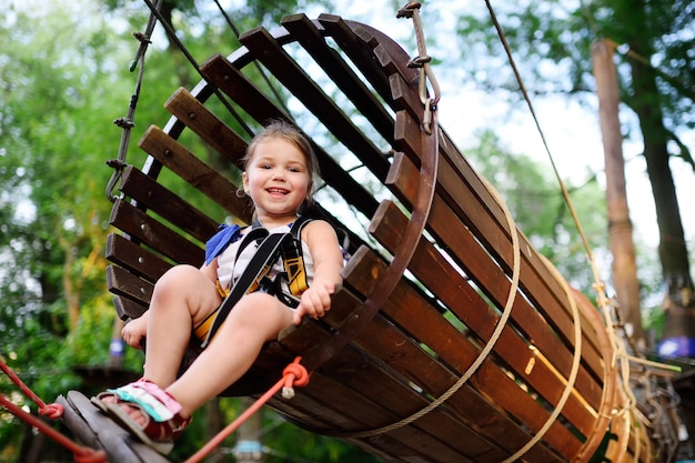 Menina bebê, ligado, um, corda, parque