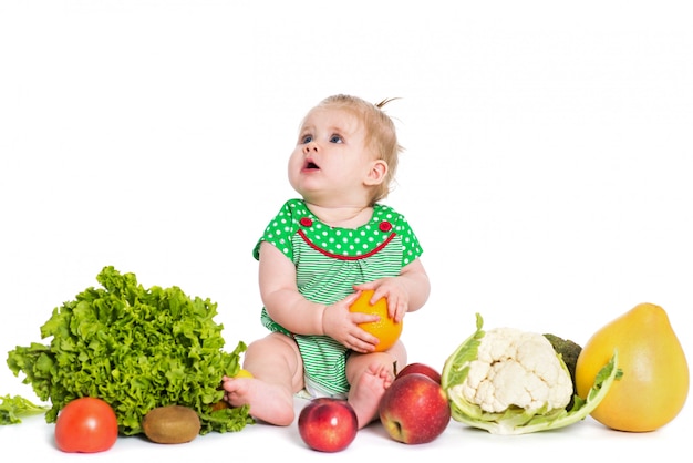 Foto menina bebê, sentando, cercado, por, frutas legumes, isolado, branco