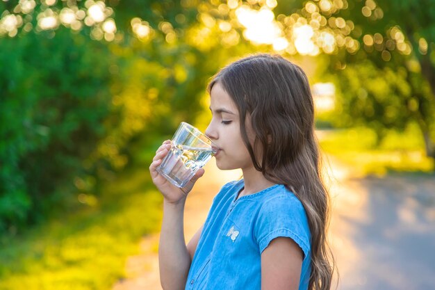 Foto menina bebendo água no parque