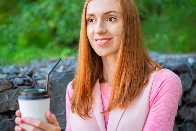 Menina, bebendo, café, ao ar livre