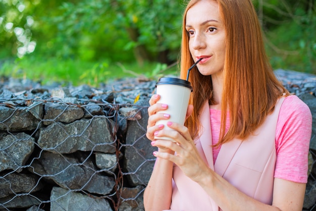 Menina, bebendo, café, ao ar livre