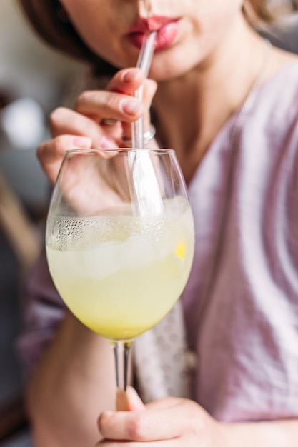 Foto menina bebendo coquetel não alcoólico de verão com gelo