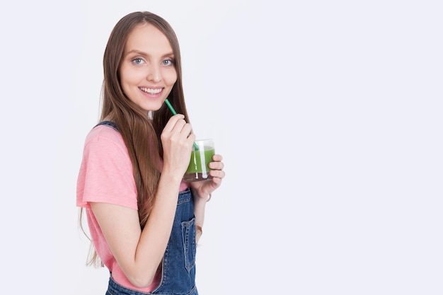 Menina bebendo suco verde