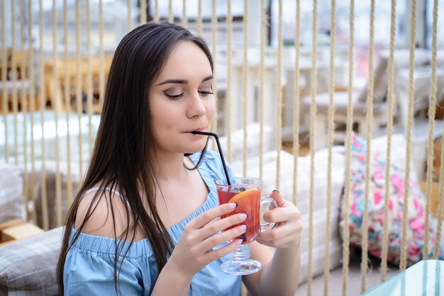 Foto menina bebendo vinho quente em um café